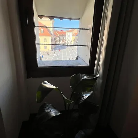 Piata Sfatului Гостьовий будинок Брашов