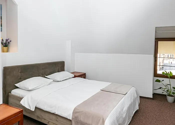 Piata Sfatului Гостьовий будинок 3*