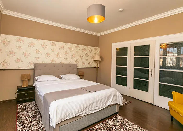 Piata Sfatului Гостьовий будинок Брашов